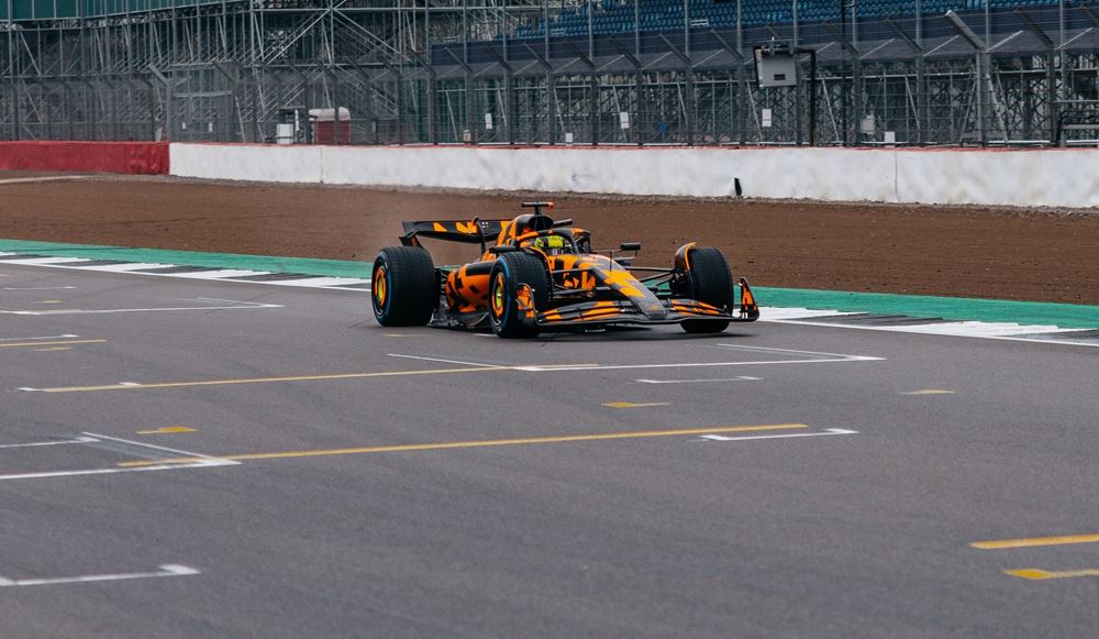 McLaren MCL39 Shakedown