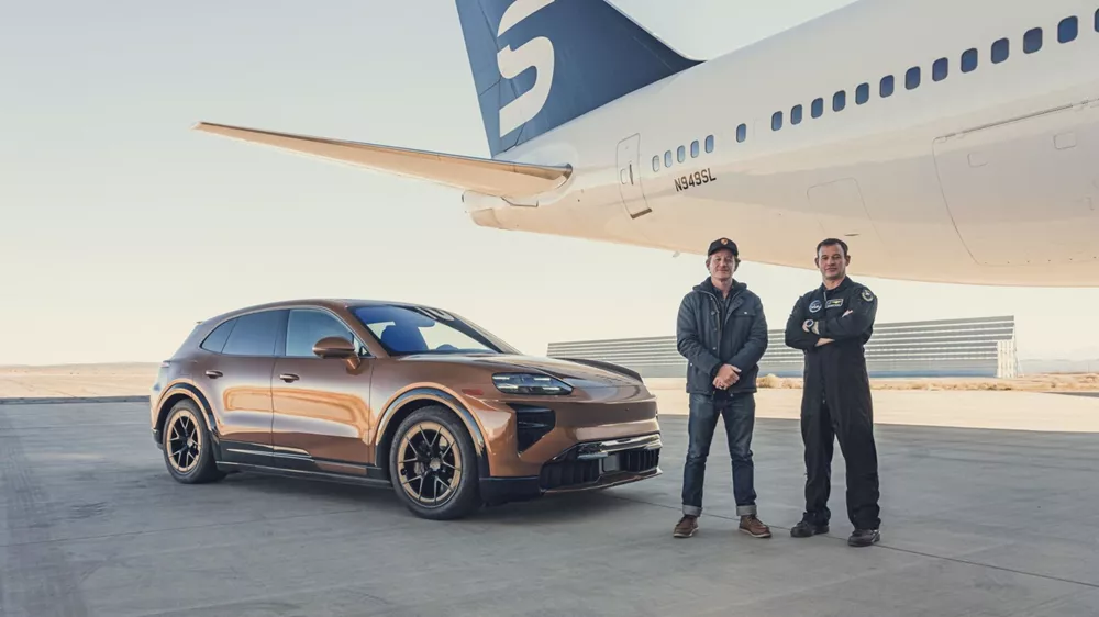 Porsche Cayenne Stratolaunch αεροπλάνο