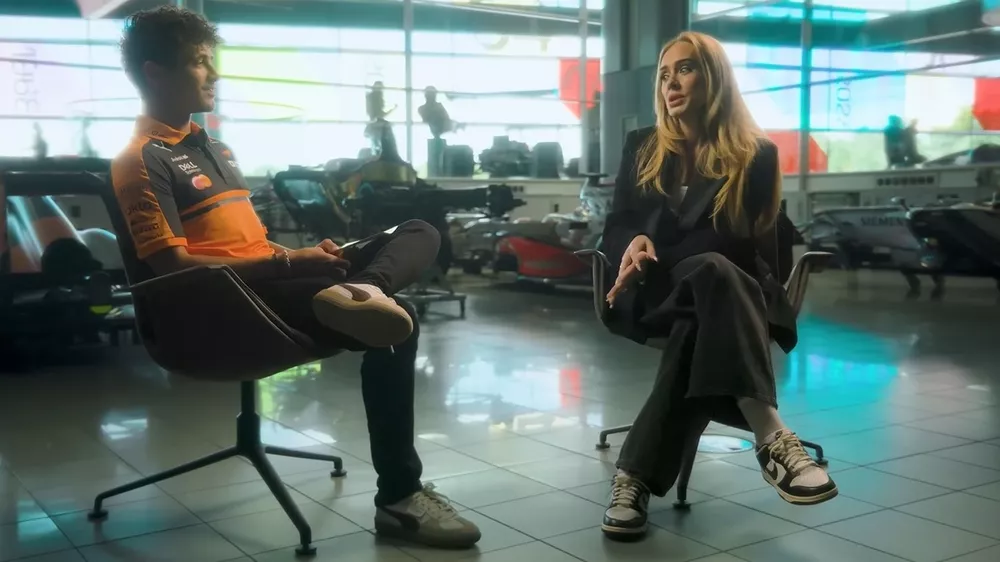 Η Adele στις εγκαταστάσεις της McLaren