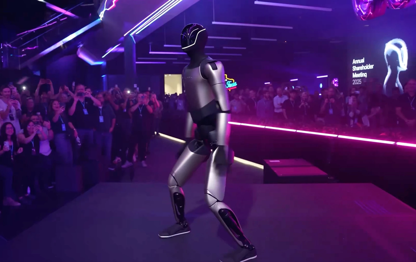 Tesla ανασκόπηση 2025