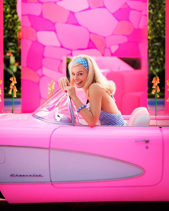 Η Barbie οδηγεί ηλεκτρικη Corvette
