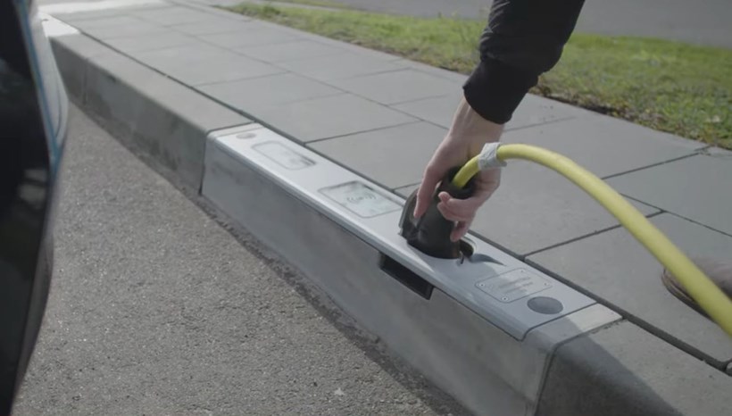 Rheinmettal φορτιστής ηλεκτρικών αυτοκινήτων σε πεζοδρόμιο