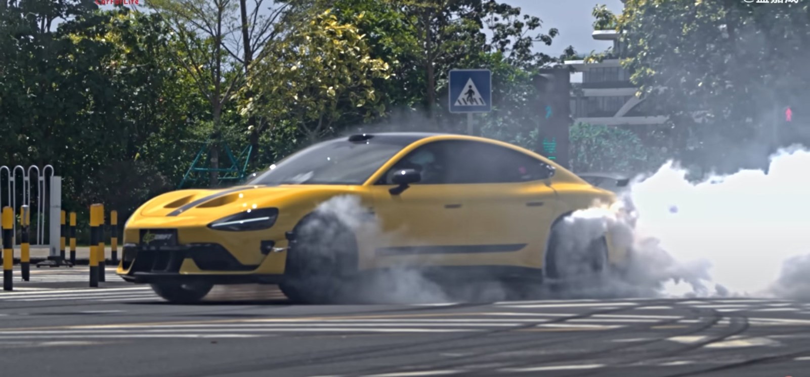 Xiaomi SU7 Ultra drift