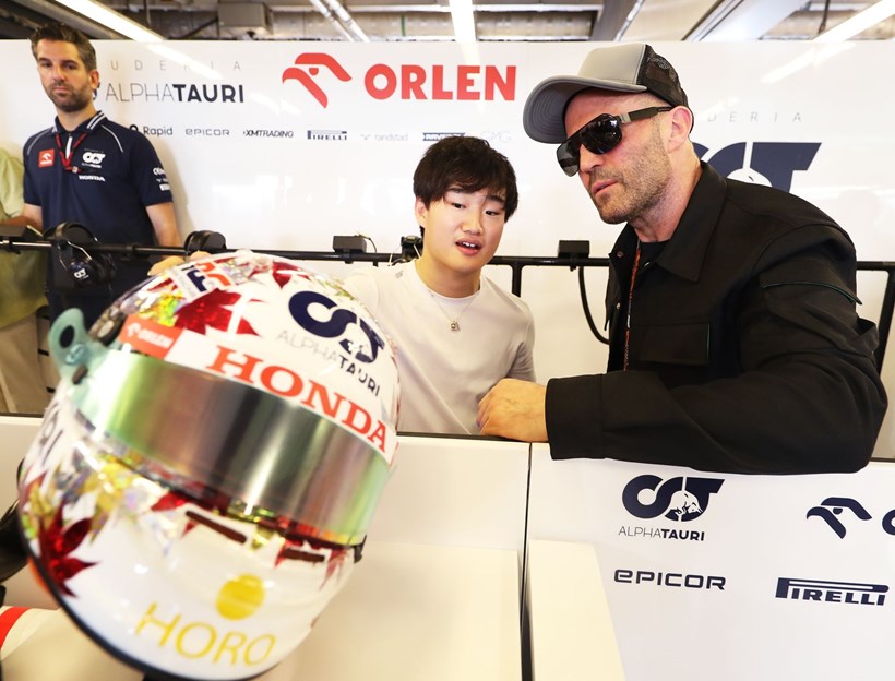 Yuki Tsunoda Jason Statham F1 Άμπου Ντάμπι