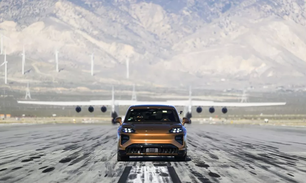 Porsche Cayenne Stratolaunch αεροπλάνο