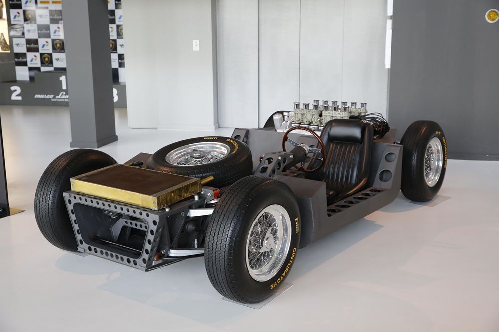 To σασί της πρώτης Lamborghini Miura