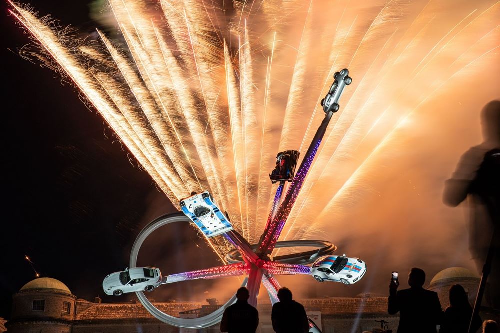 Porsche κεντρικό γλυπτό goodwood νύχτα
