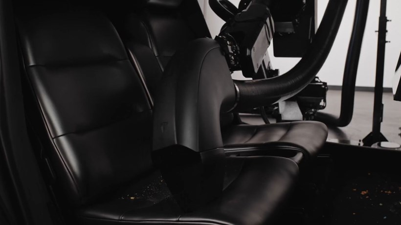 Tesla Robotaxi αυτόματο σύστημα καθαρισμού
