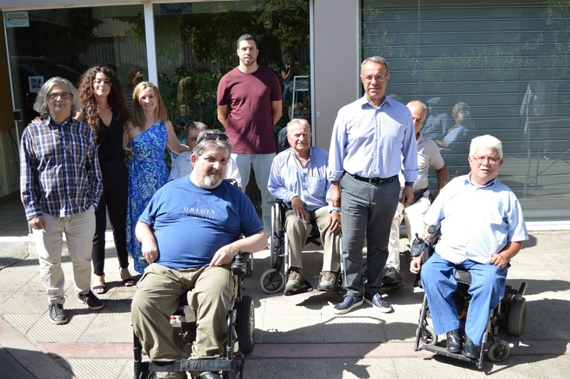 Χρηστος Σταϊκούρας παραδίδει van στον Πανελλήνιο Σύλλογο Παραπληγικών
