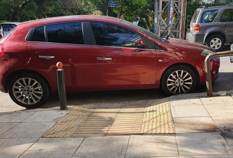 παράνομο παρκάρισμα σε ράμπα ΑμεΑ