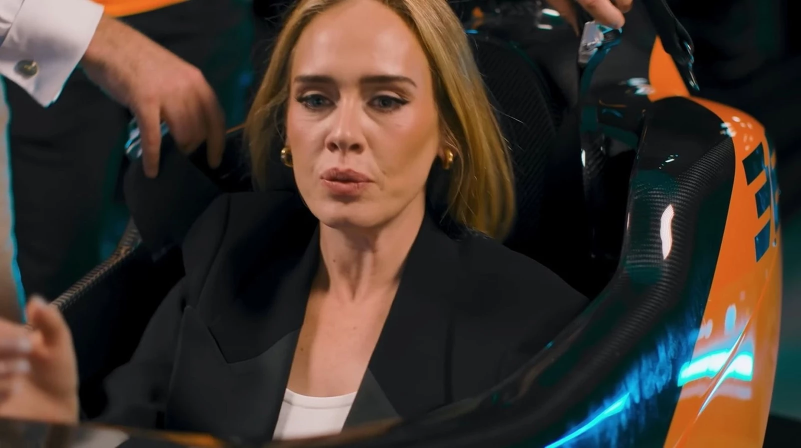 Η Adele στις εγκαταστάσεις της McLaren