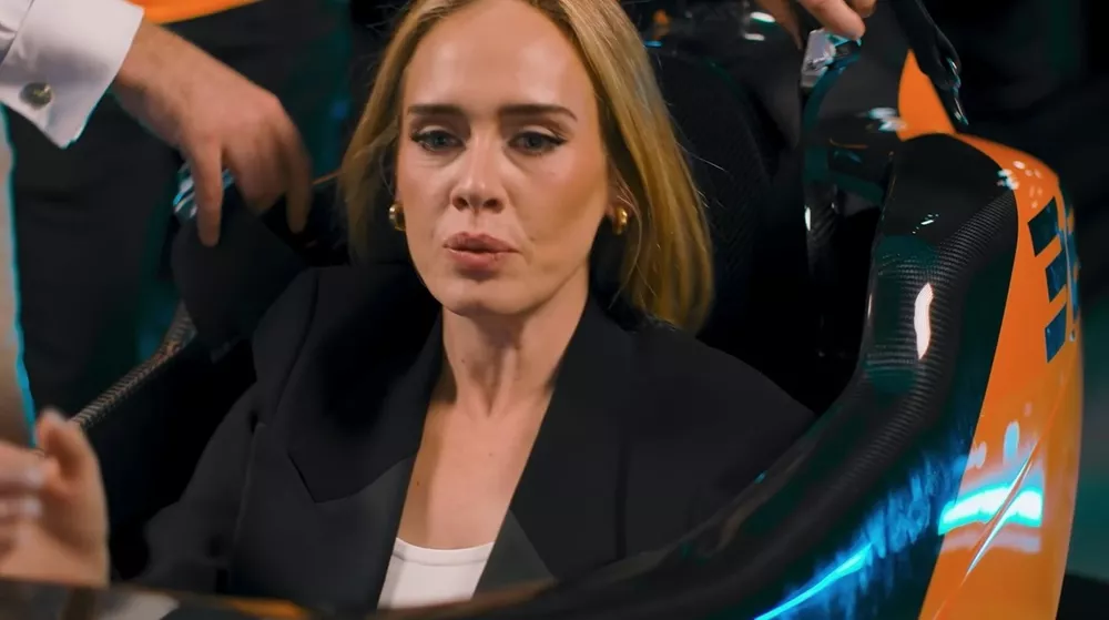 Η Adele στις εγκαταστάσεις της McLaren