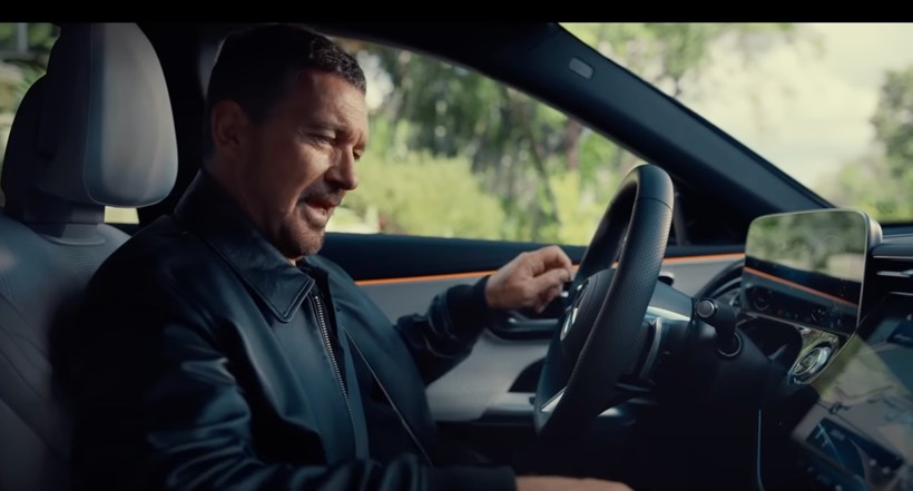 Mercedes adv Banderas