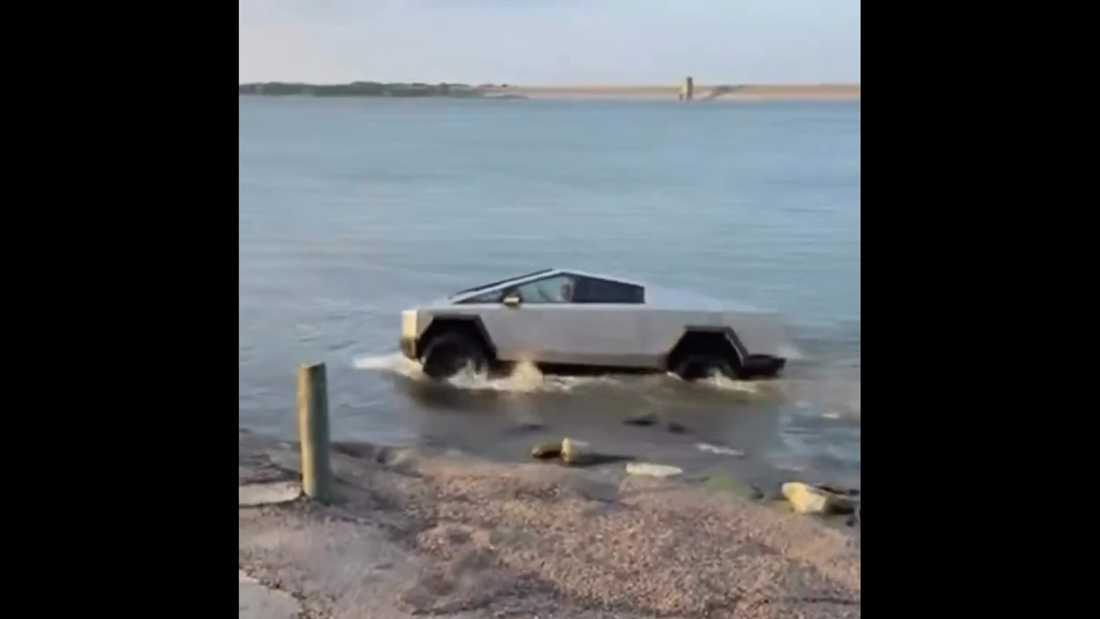 Tesla Cybertruck λίμνη
