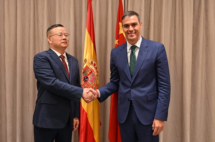 Pedro Sanchez in China