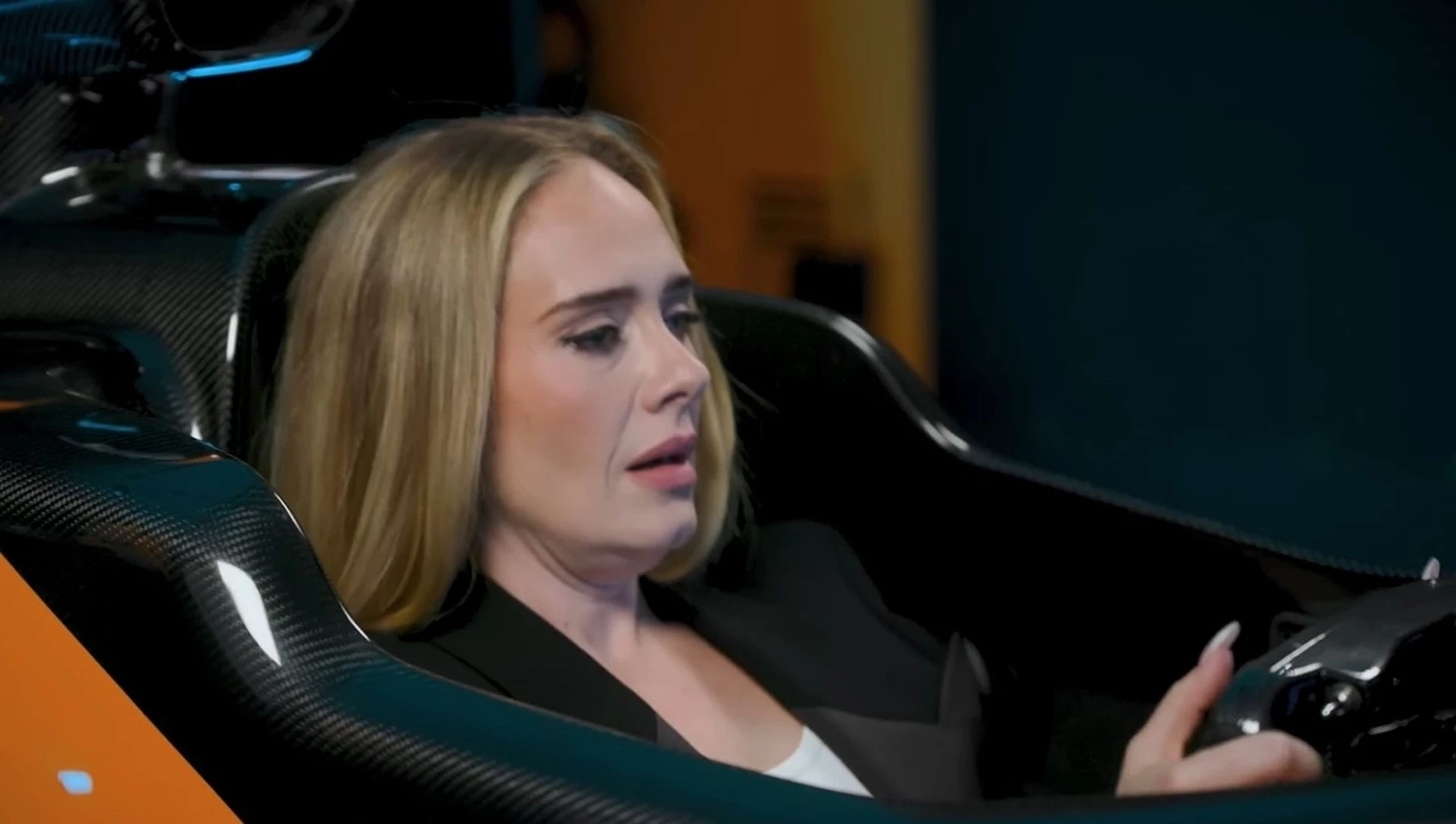 Η Adele στις εγκαταστάσεις της McLaren