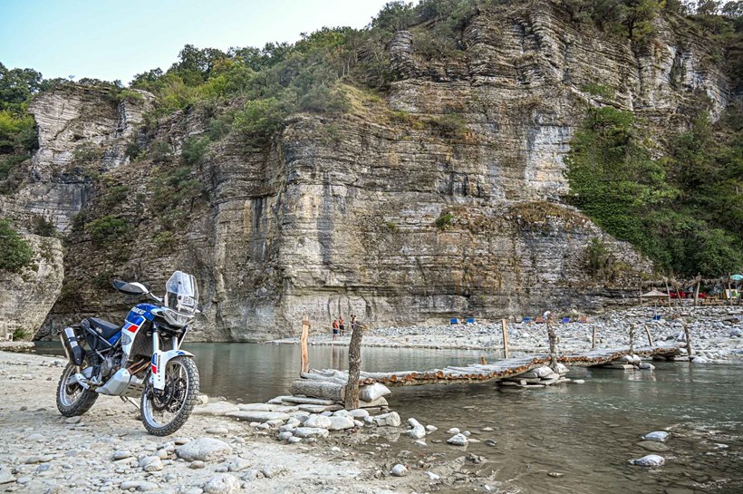 odoiporiko Albania Aprilia Tuareg