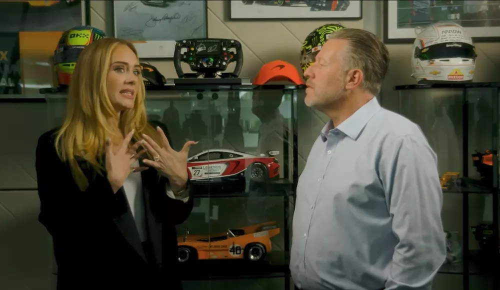 Η Adele στις εγκαταστάσεις της McLaren