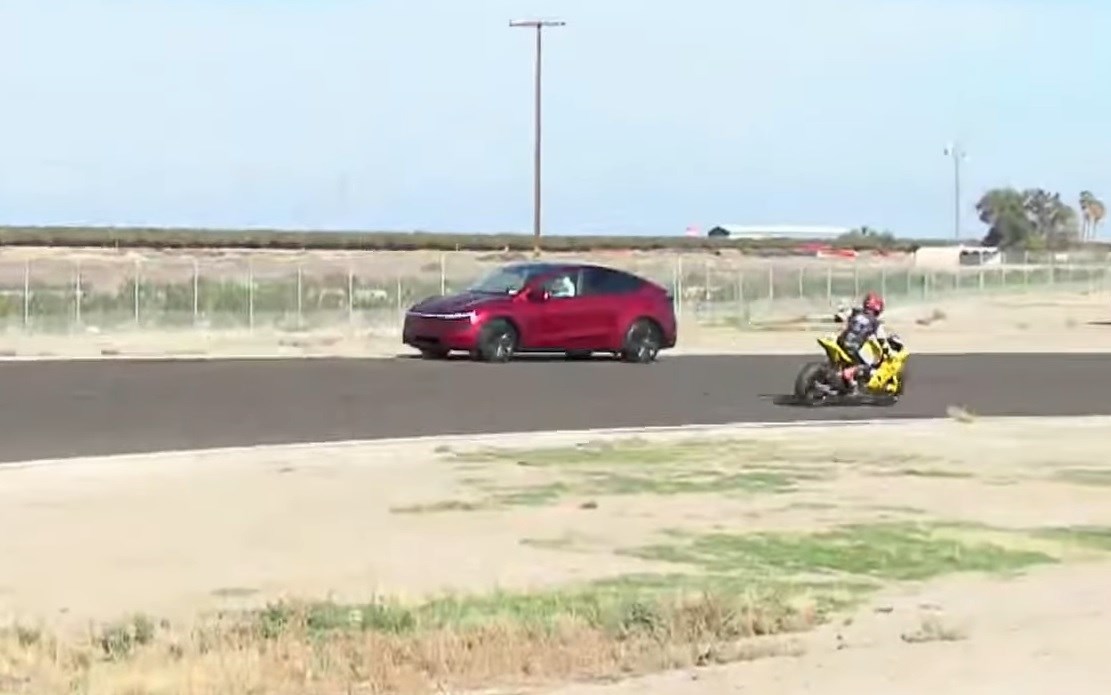 Tesla ανάποδα σε αγώνα μοτοσυκλετών