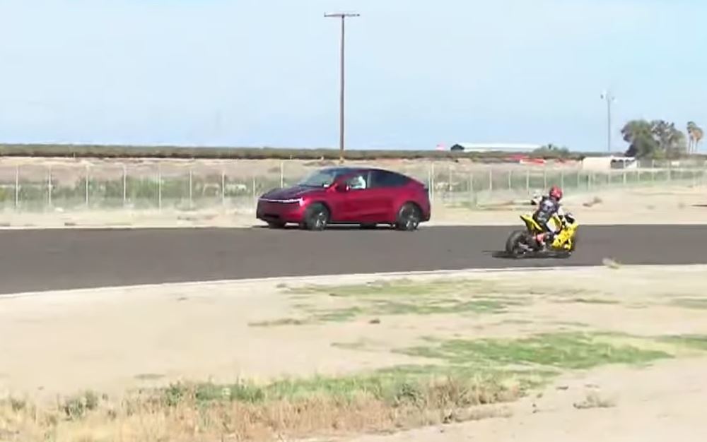 Tesla ανάποδα σε αγώνα μοτοσυκλετών