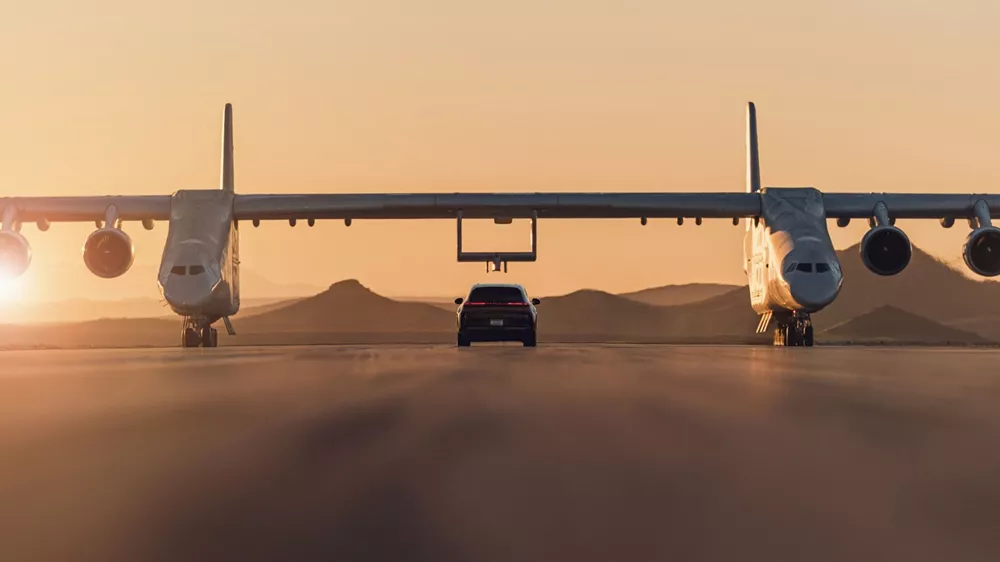Porsche Cayenne Stratolaunch αεροπλάνο