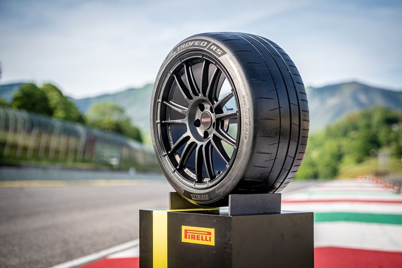 Pirelli P Zero Trofeo RS Pagani Utopia