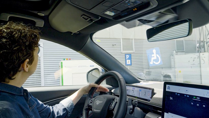 Ρομποτικός σταθμός φόρτισης ΑμεΑ από την Ford