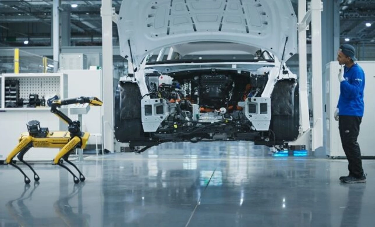 Παραγωγή αυτοκινήτων ρομπότ και εργάτης