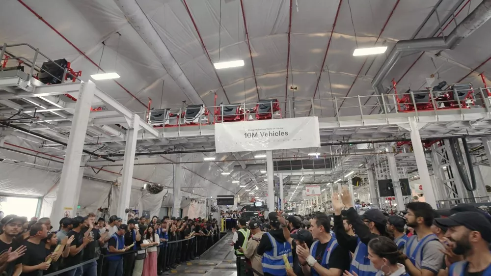 Tesla 10 εκατομμύρια οχήματα