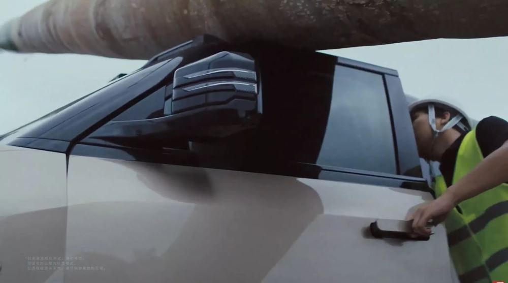 BYD Yangwang U8 πτώση δέντρου