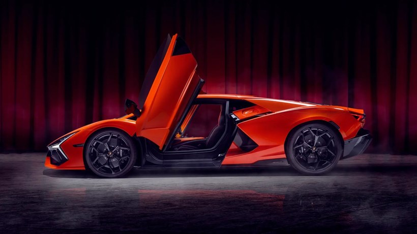 Lamborghini Revuelto 2024