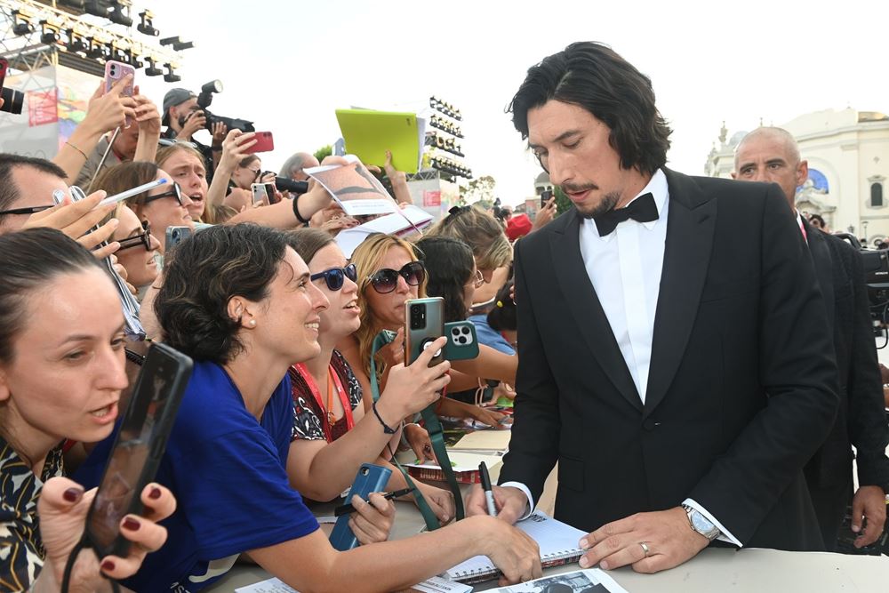 Ferrari Movie Adam Driver υπογράφει αυτόγραφα Φεστιβάλ Βενετίας