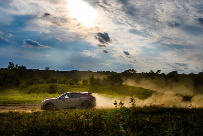 Ford Mustang Mach-E Rally δοκιμές σε χωμάτινη πίστα