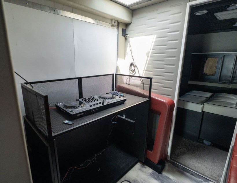 Shaquille Ο'Neal luxury bus