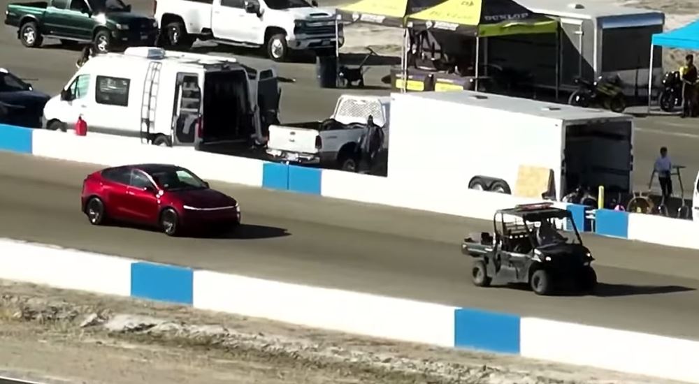 Tesla ανάποδα σε αγώνα μοτοσυκλετών