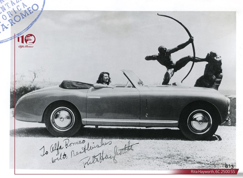 Η Rita Hayworth μέσα στην Alfa Romeo 6C 2500 SS