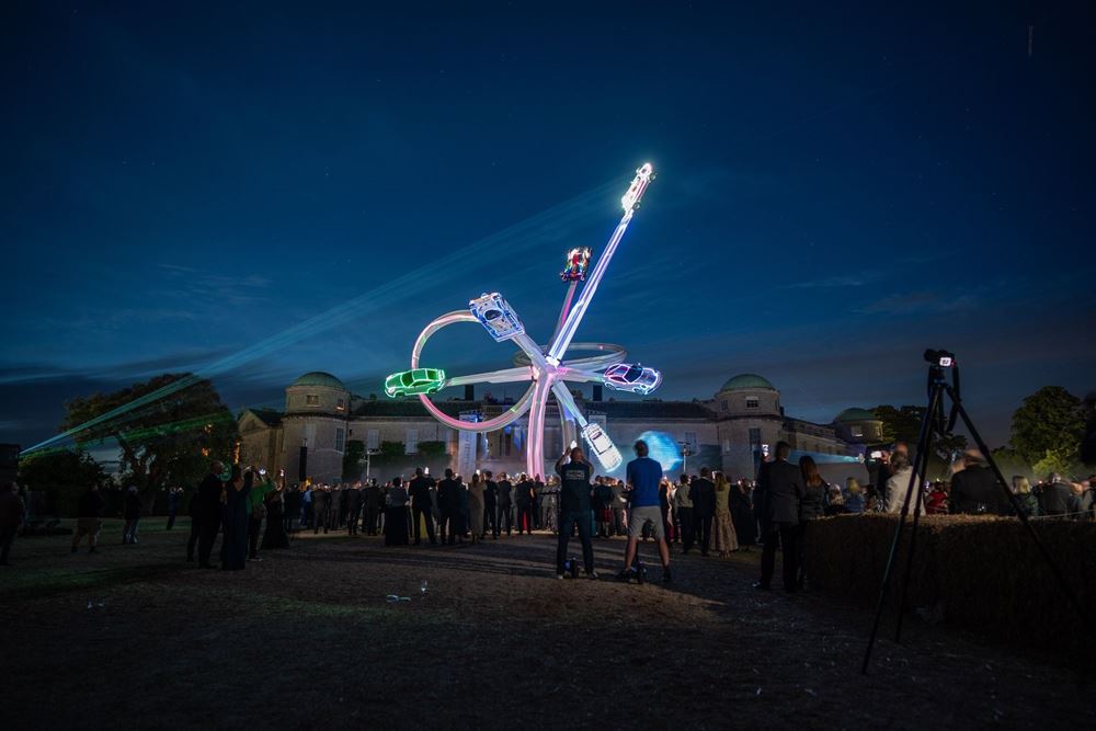 Porsche κεντρικό γλυπτό goodwood νύχτα