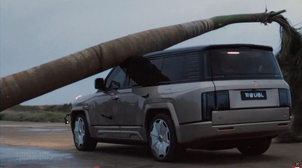 BYD Yangwang U8 πτώση δέντρου