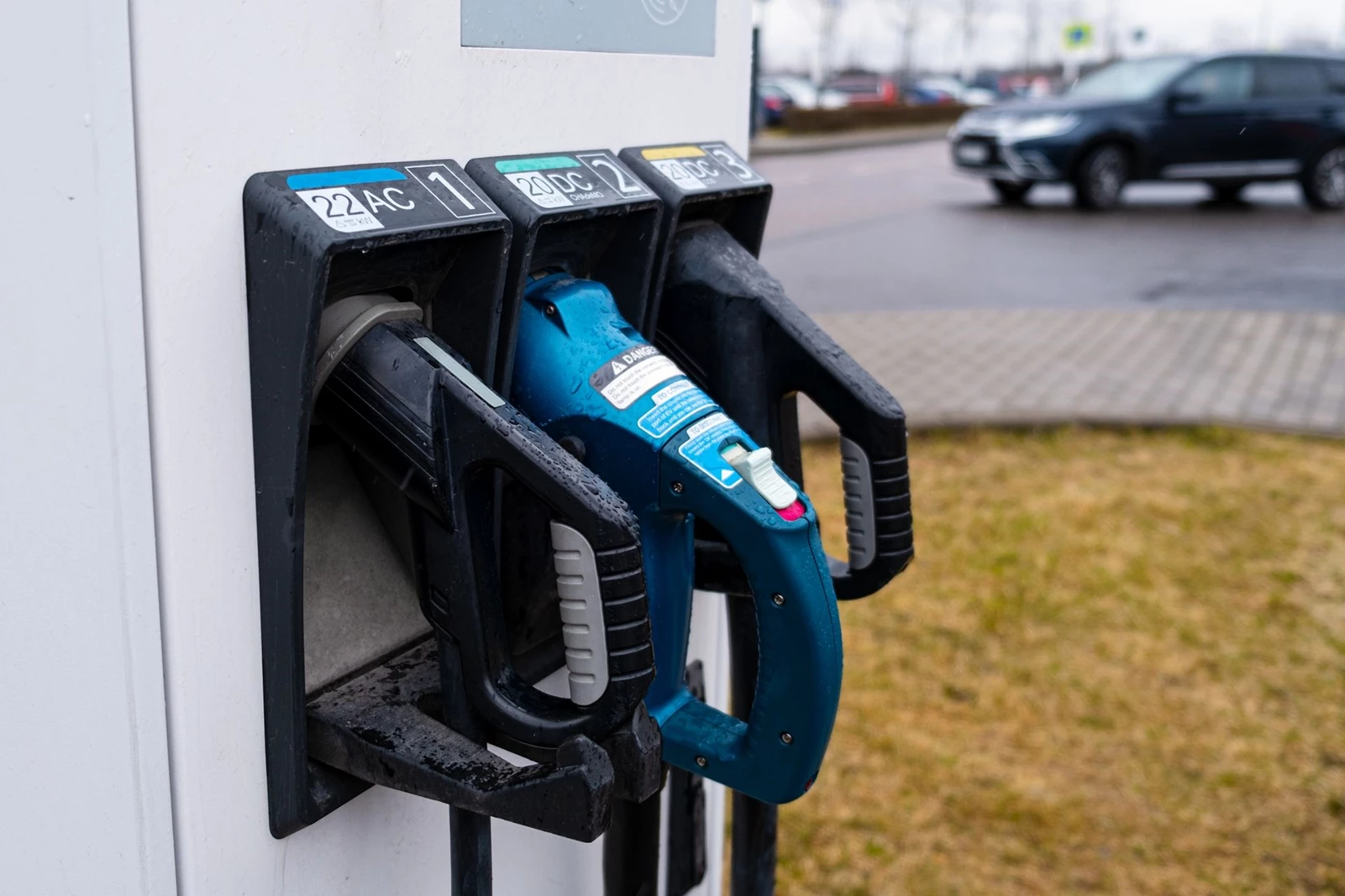 Φορτιστής με καλώδια στη θέση τους