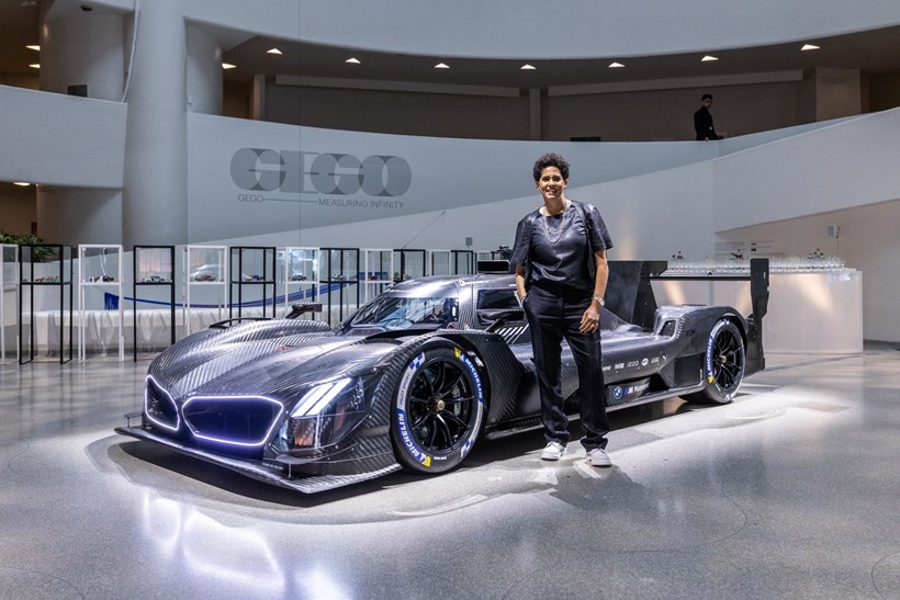 BMW M Hybrid V8 και Julie Mehretu