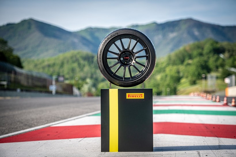 Pirelli P Zero Trofeo RS Pagani Utopia