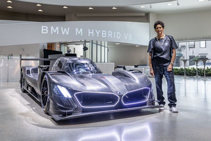 BMW M Hybrid V8 και Julie Mehretu