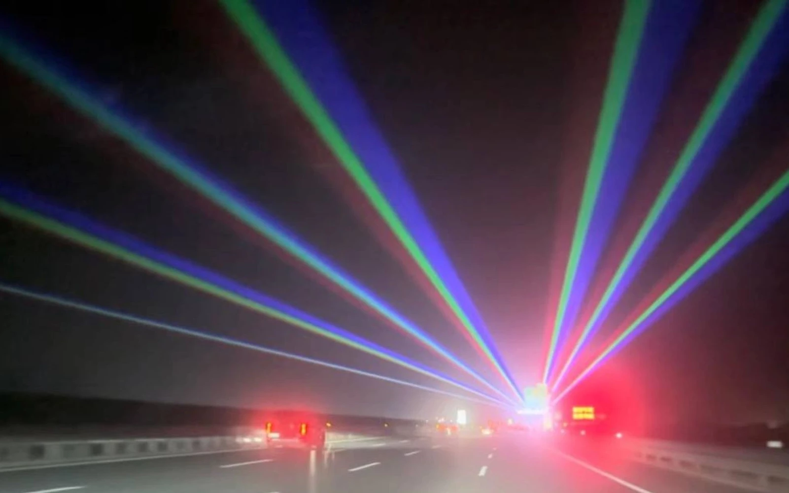 λέιζερ φώτα σε δρόμους στην Κίνα