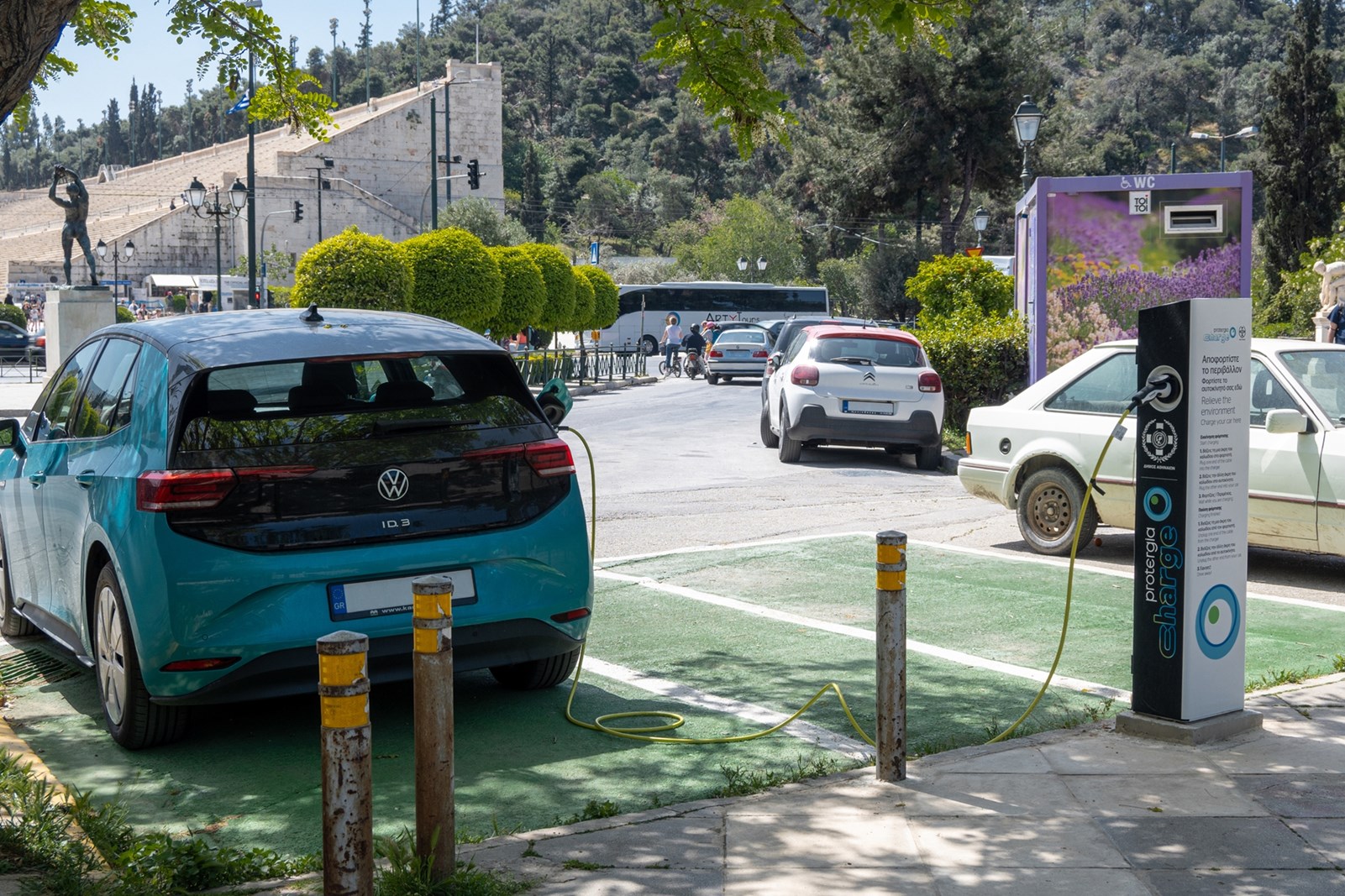 Αυτοκίνητο σε φορτιστή