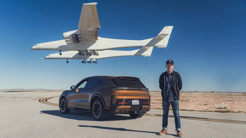 Porsche Cayenne Stratolaunch αεροπλάνο