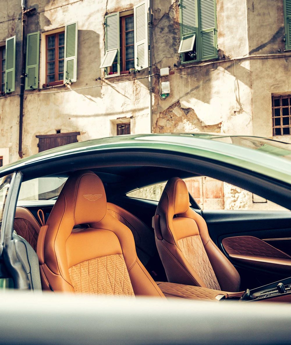 Aston Martin DB12