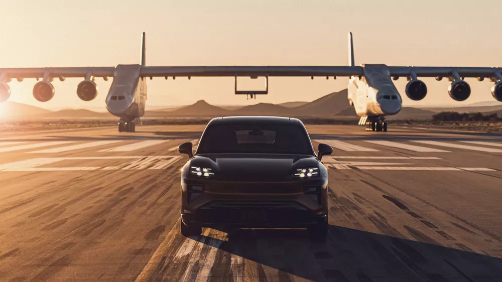 Porsche Cayenne Stratolaunch αεροπλάνο