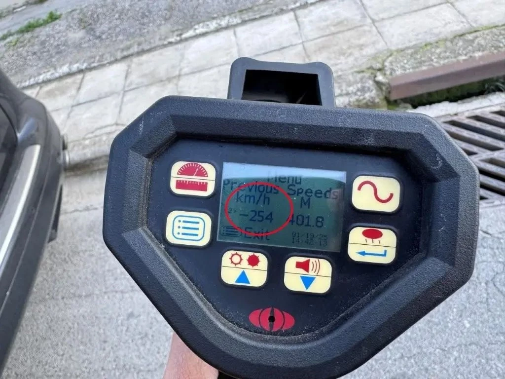 Ελληνική αστυνομία κόντρα υπερβολική ταχύτητα κοντέρ