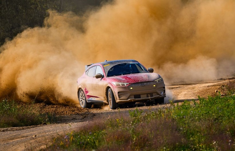 Ford Mustang Mach-E Rally δοκιμές σε χωμάτινη πίστα
