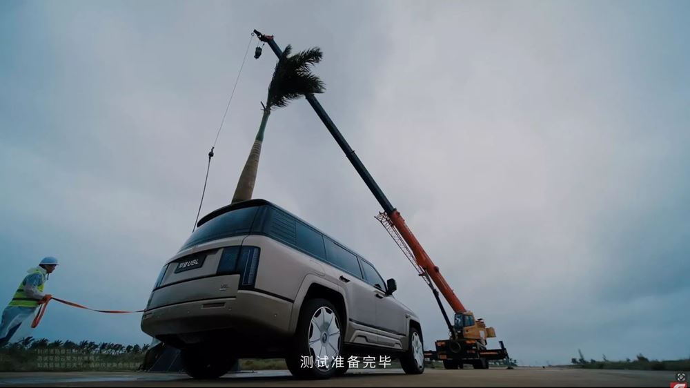 BYD Yangwang U8 πτώση δέντρου